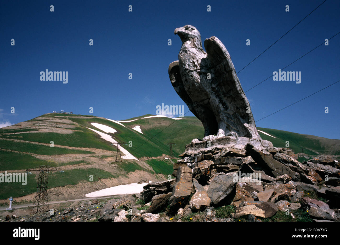Giugno 26, 2006 - calcestruzzo statua di un'aquila che segna il punto più alto del Kaldama Pass (3062m) in Kirghizistan. Foto Stock
