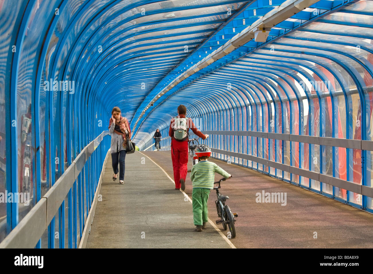 I pedoni e i ciclisti attraversando il ponte di Carter, Cambridge Foto Stock