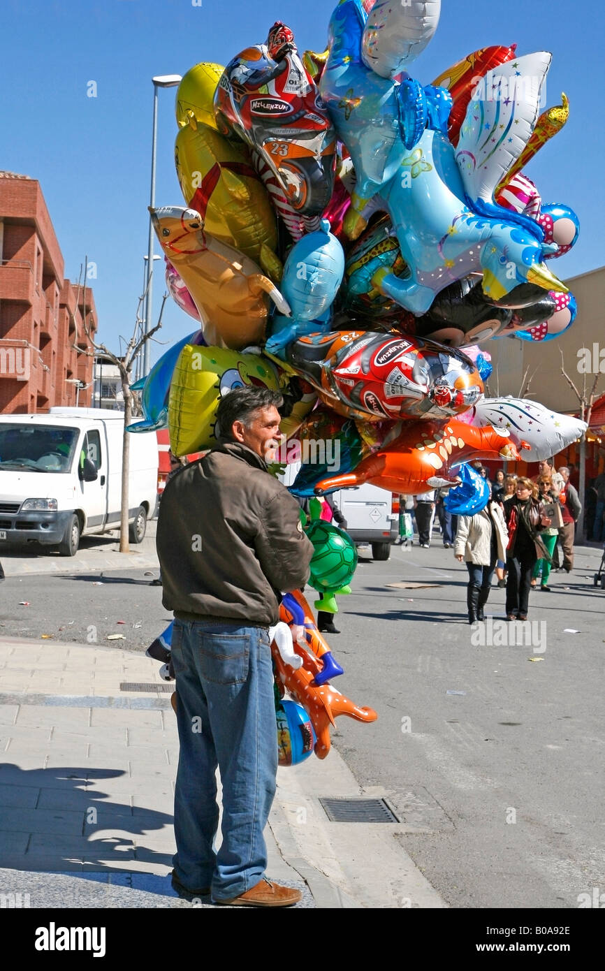 Venditore di palloncino in una fiera Foto stock - Alamy