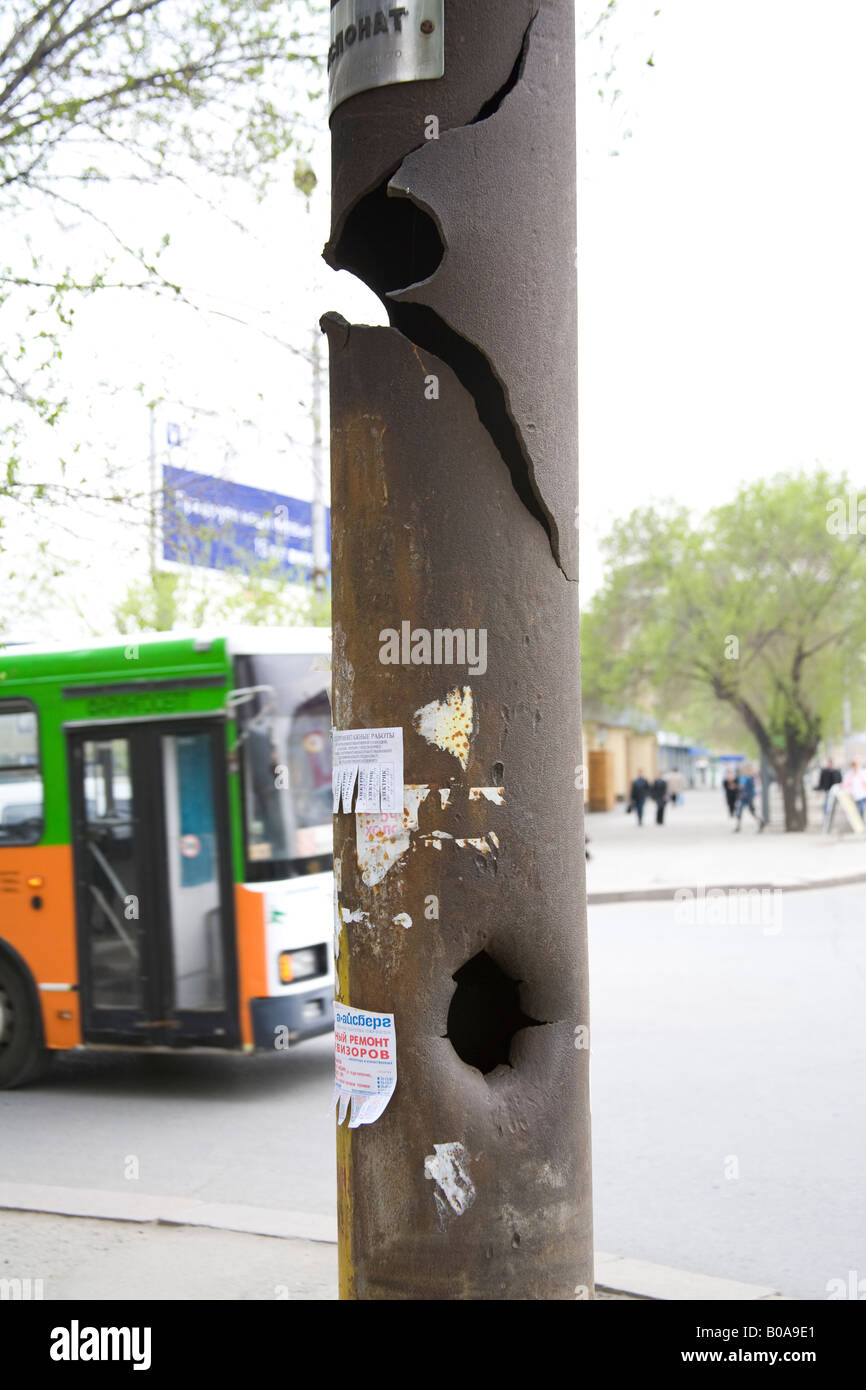 Lampione forato e danneggiato dall'artiglieria e anti-serbatoio i serbatoi durante l'assedio di Stalingrado, Volgograd, Russia Foto Stock