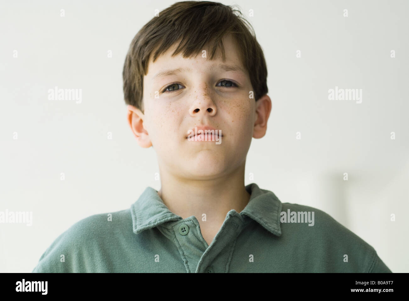 Il ragazzo, guardando la telecamera, ritratto Foto Stock