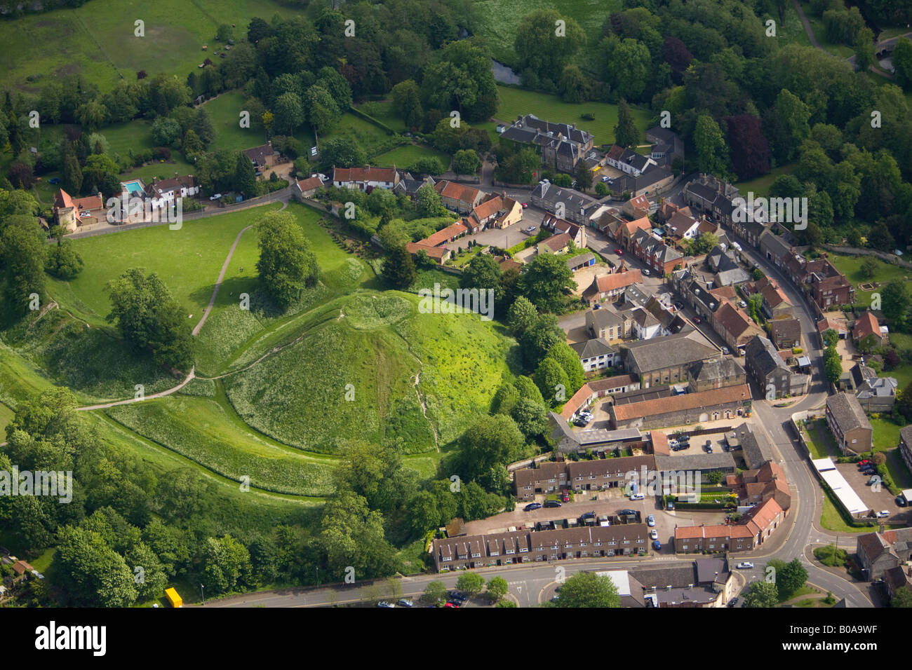 Vista aerea del tumulo di gesso coperto di erba di Castle Hill al Castle Park, Thetford, Norfolk, prima che i gradini fossero eretti sulla cima. Foto Stock