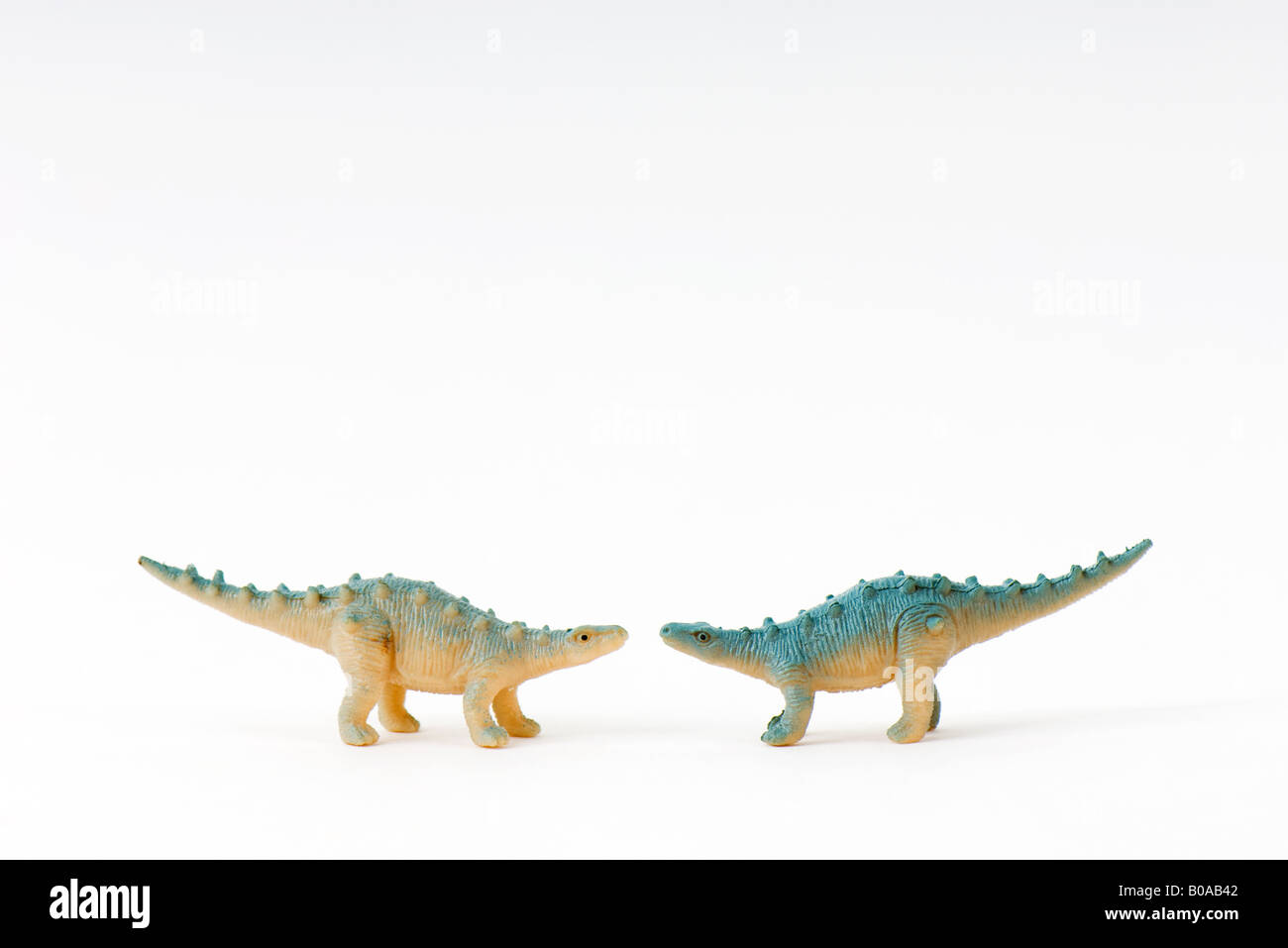 Toy dinosauri tra loro affacciate Foto Stock