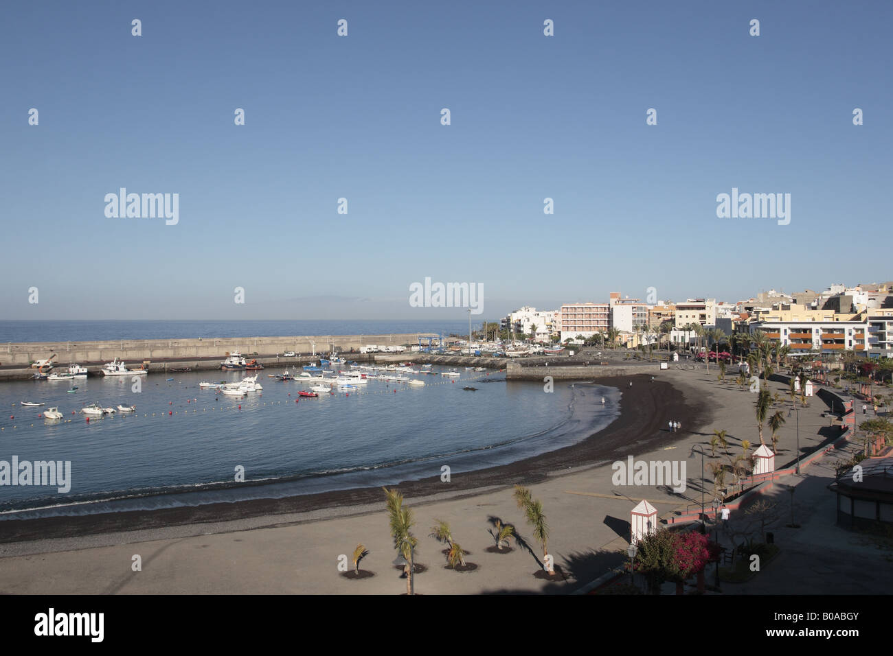 La mattina presto sulla nuova spiaggia dal Porto di Playa San Juan Tenerife Canarie Spagna Foto Stock