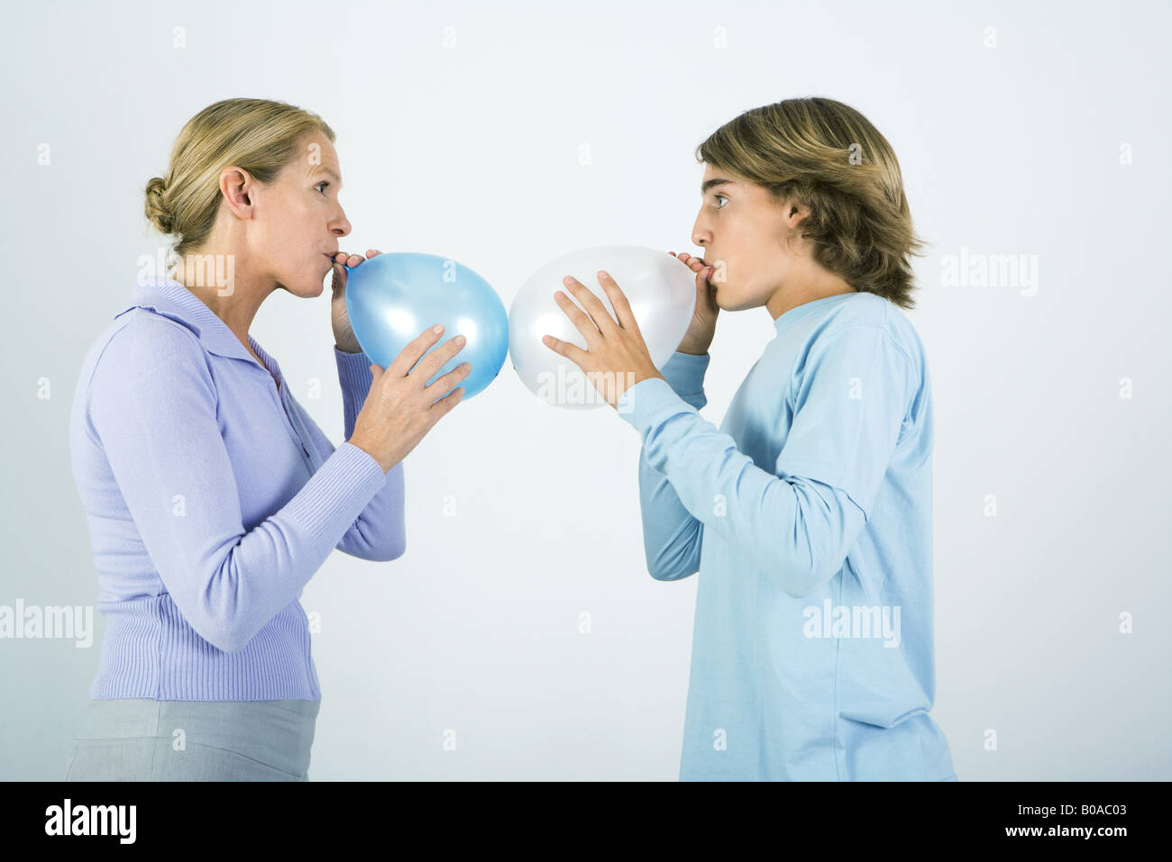 La madre e i due figli di gonfiare palloncini, sorridente, donna