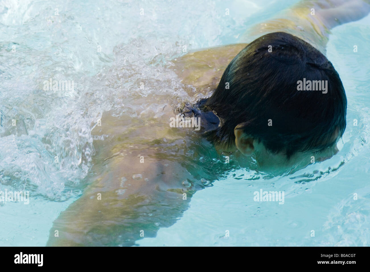 Uomo di nuoto in piscina, ad alto angolo di visione, close-up Foto Stock