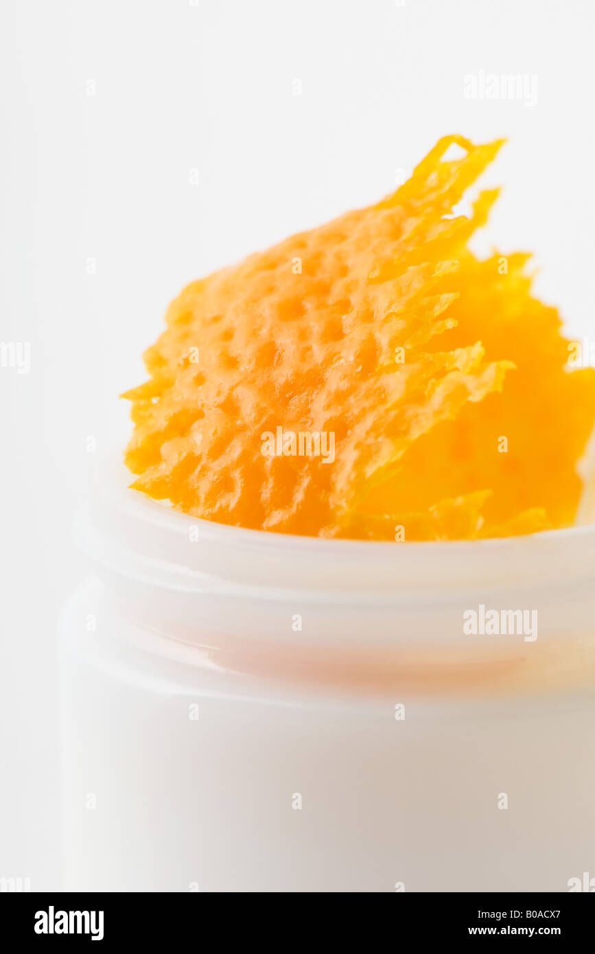 Scorza di arancia in barattolo di cosmetici, close-up Foto Stock