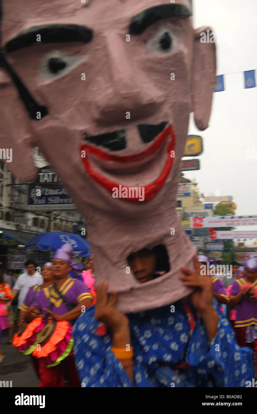 L'uomo all'interno gigante maschera strano Khao San Road, il Songkran festival, bangkok, Thailandia Foto Stock