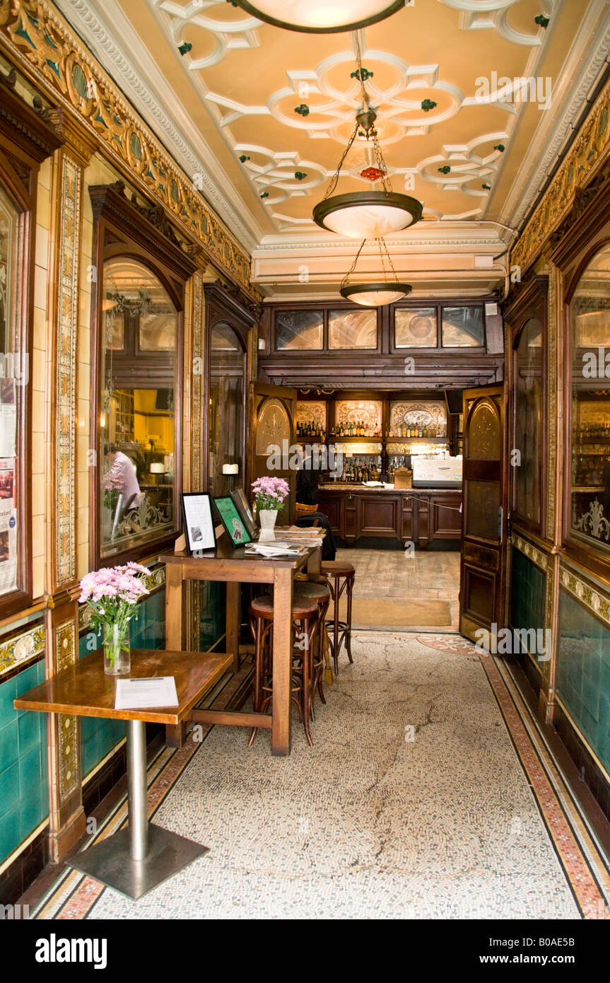 L'ingresso e l'interno del punzone Tavern, un pub di Londra, Inghilterra Foto Stock