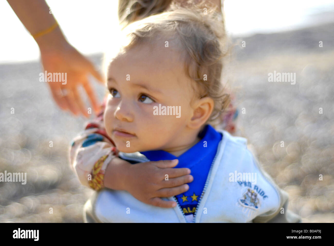 Ritratto di una bellissima gara e di razza mista piccola ragazza mezza thai abbracciando un bambino Foto Stock