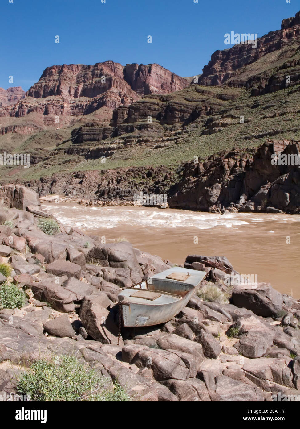 Barca abbandonata dal fiume precoce Guide sul Fiume Colorado nel Grand Canyon Foto Stock