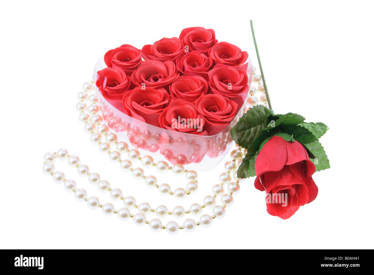 Collana di perle e rose rosse Foto Stock