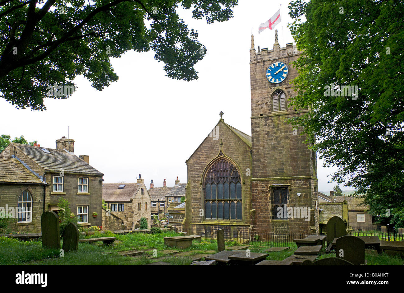 Cottage in pietra intorno alla chiesa parrocchiale e la grave yard Haworth West Yorkshire Inghilterra Foto Stock