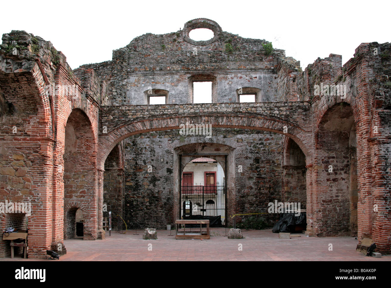 Viste da Panama City il Casco Viejo o Casco Antiguo area a Archo Chato del convento di Santo Domingo Foto Stock