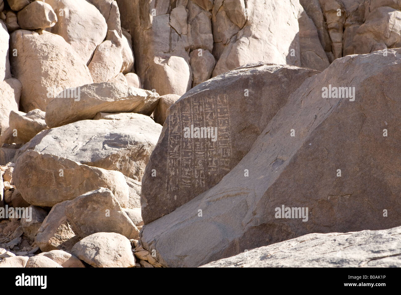 Iscrizione di roccia su un macigno sull isola di Sehel presso la Prima Cataratta del Nilo, Aswan, Egitto Foto Stock