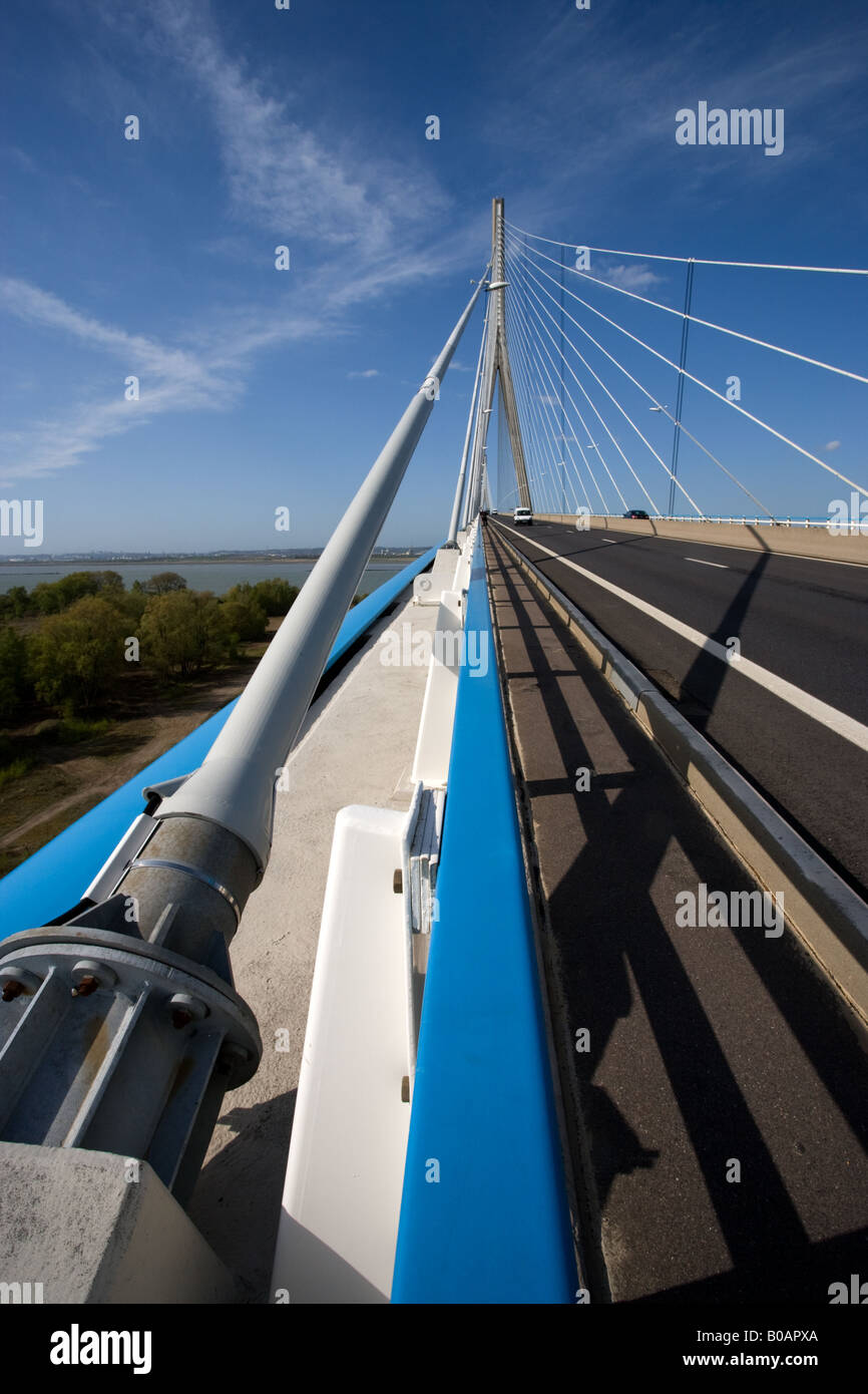 Cavo in acciaio rimane engineering su una strada francese ponte Pont du Normandie sul Fiume Senna a Honfleur in Normandia Francia Foto Stock