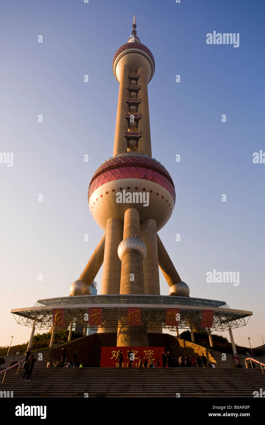 Cina, Shanghai Oriental Pearl Tower nel Quartiere Finanziario di Lujiazui Pudong di Foto Stock