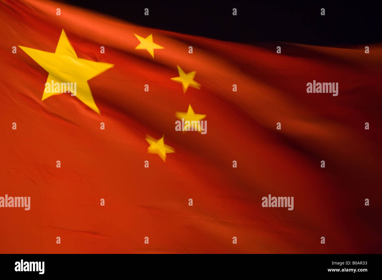 Cina, Shanghai, bandiera cinese illuminata di notte - movimento sfocato Foto Stock