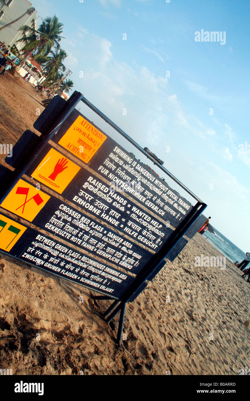 Cartello su una spiaggia in Kovalam visualizzando facilmente comprensibile, simboli relativi alle misure di sicurezza e ridurre al minimo il rischio di annegamento Foto Stock