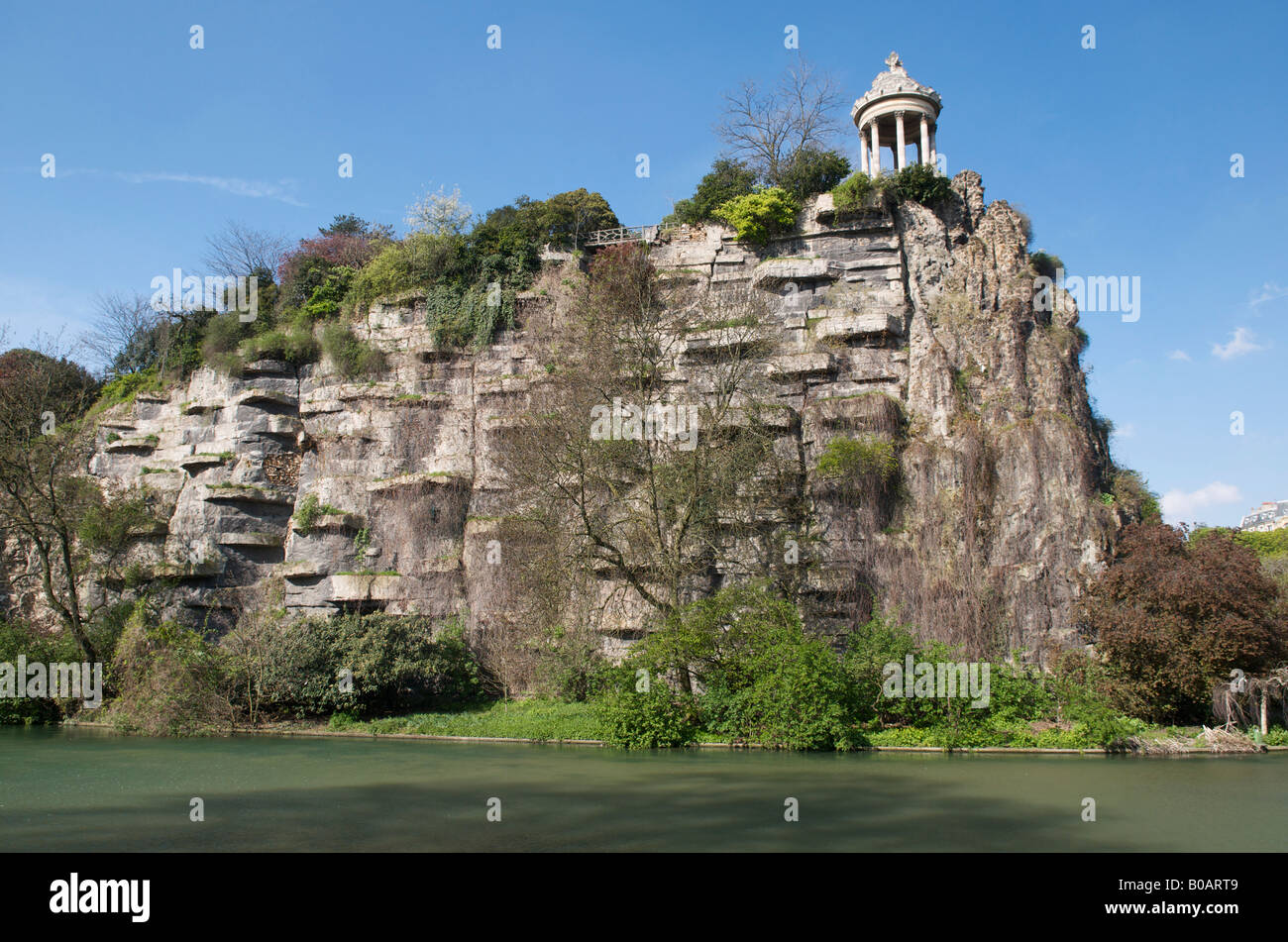 Belvedere della Sibilla presso il Parc des Buttes Chaumont un parco pubblico a Parigi, Francia. Foto Stock