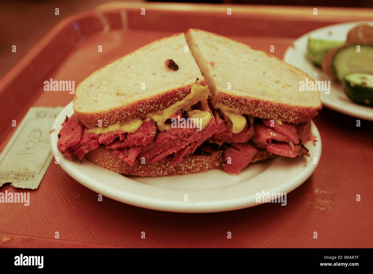 Il sale di carni bovine a sandwich Katz diner, New York, Stati Uniti d'America. Stati Uniti d'America Foto Stock