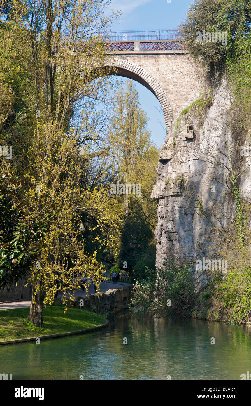 Parc des Buttes Chaumont un parco pubblico a Parigi, Francia. Foto Stock