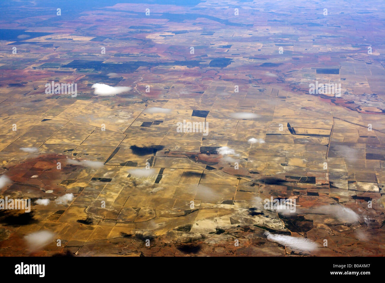 Vista della rete stradale criss attraversando il Western deserto australiano a 40.000 piedi da un aereo di linea. Foto Stock
