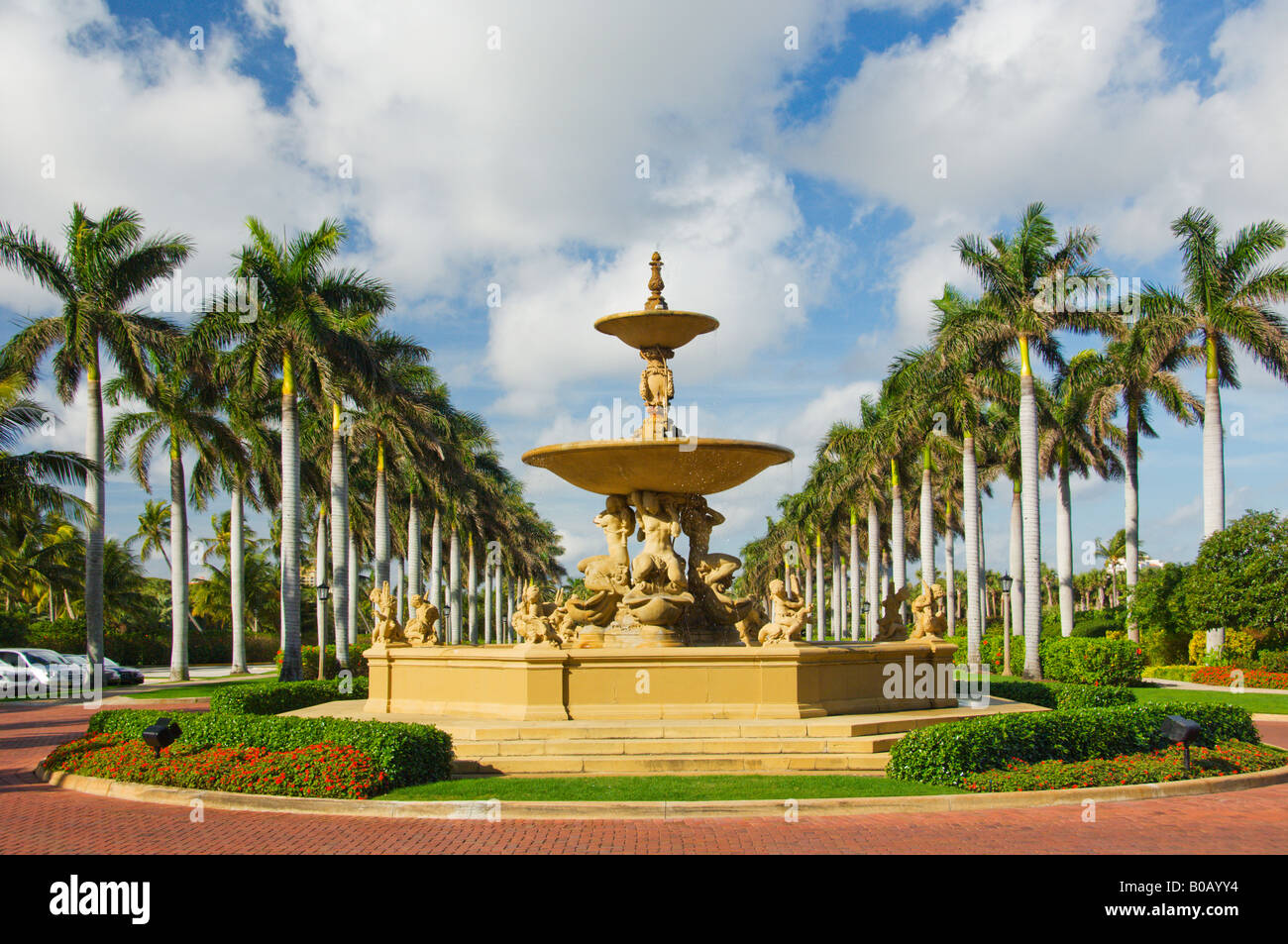 Una fontana decorativa e fiancheggiata da palme approccio al Breakers hotel in Palm Beach Florida USA Foto Stock