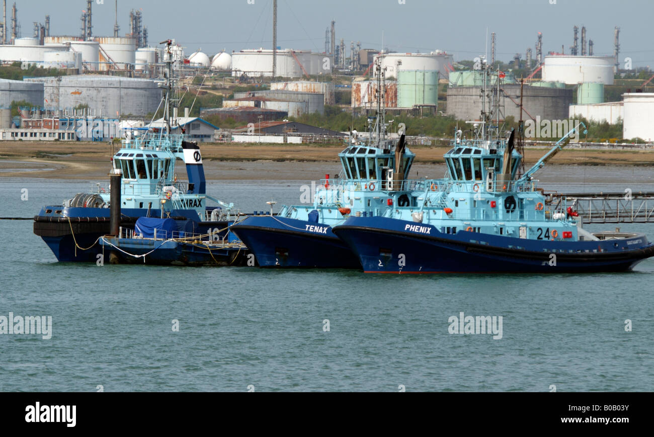 Tre rimorchiatori Escort ormeggiato a Fawley Terminale Marino sulla raffineria di acqua di Southampton Hampshire England Regno Unito Foto Stock