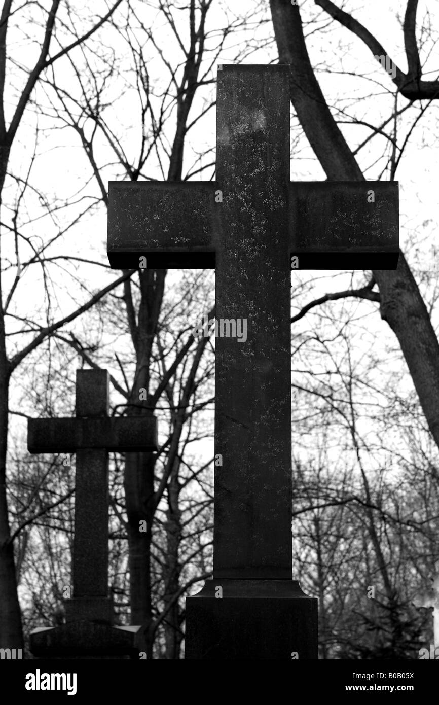 Cristiana sepoltura di pietra croce in un inverni freddi cimitero cimitero Foto Stock