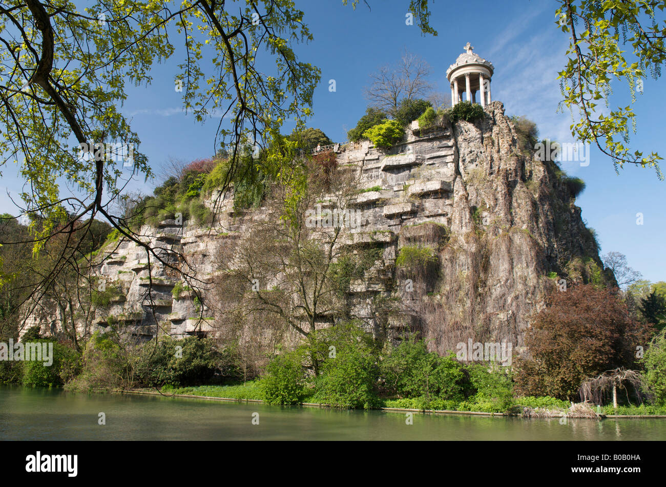 Belvedere della Sibilla presso il Parc des Buttes Chaumont un parco pubblico a Parigi, Francia. Foto Stock