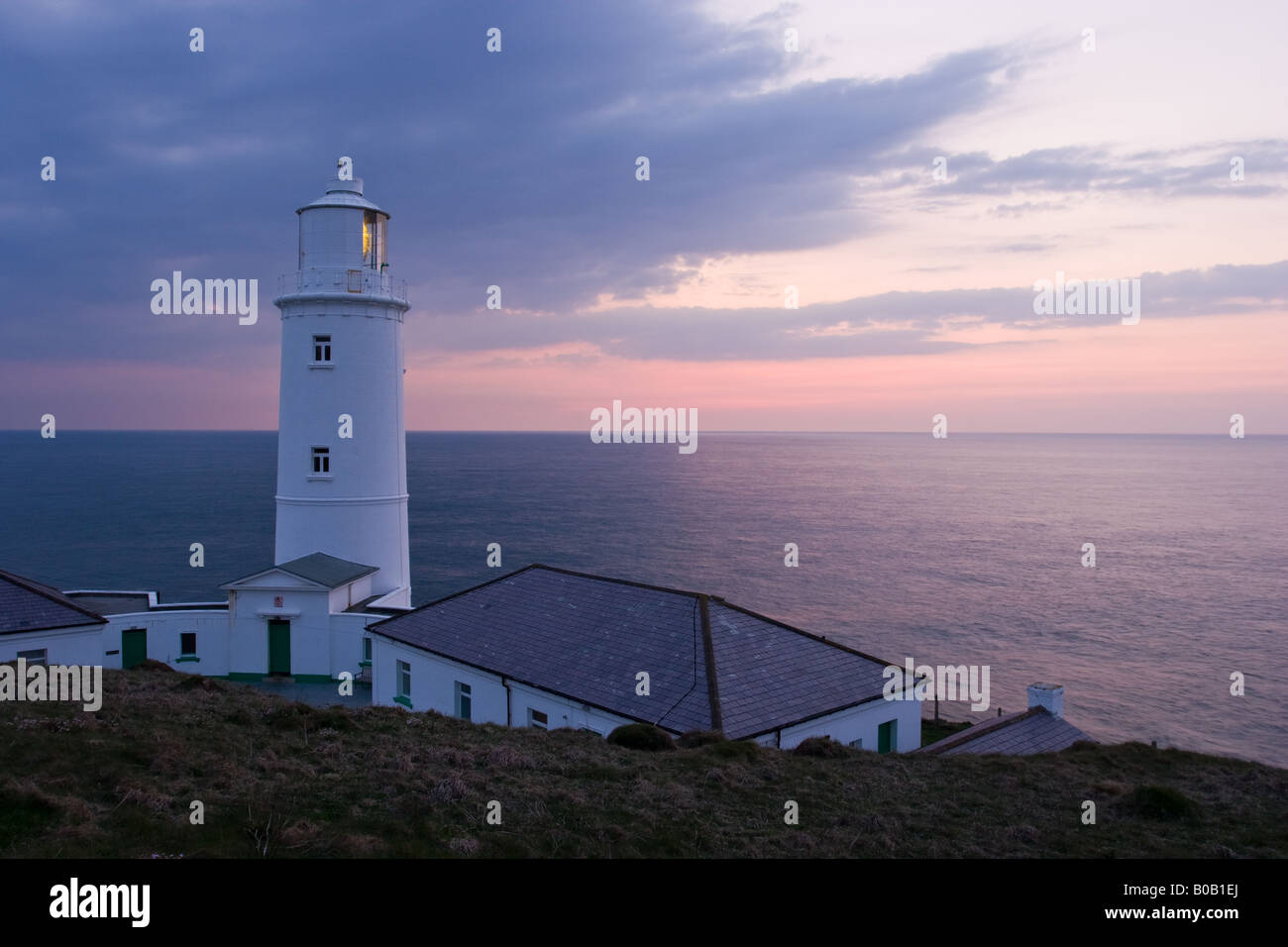 Trevose Head Lighthouse North Cornwall appena dopo il tramonto guardando verso il Nord Atlantico Foto Stock