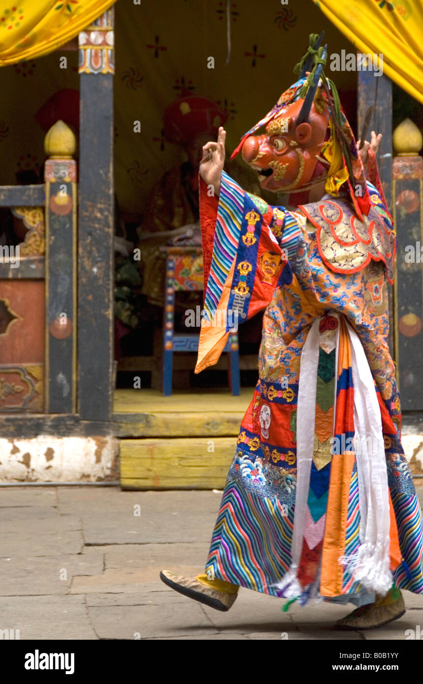 La danza del signore della morte e il suo consorte (Shinje Yab Yum) a paro Tsechu (festival), Bhutan Foto Stock