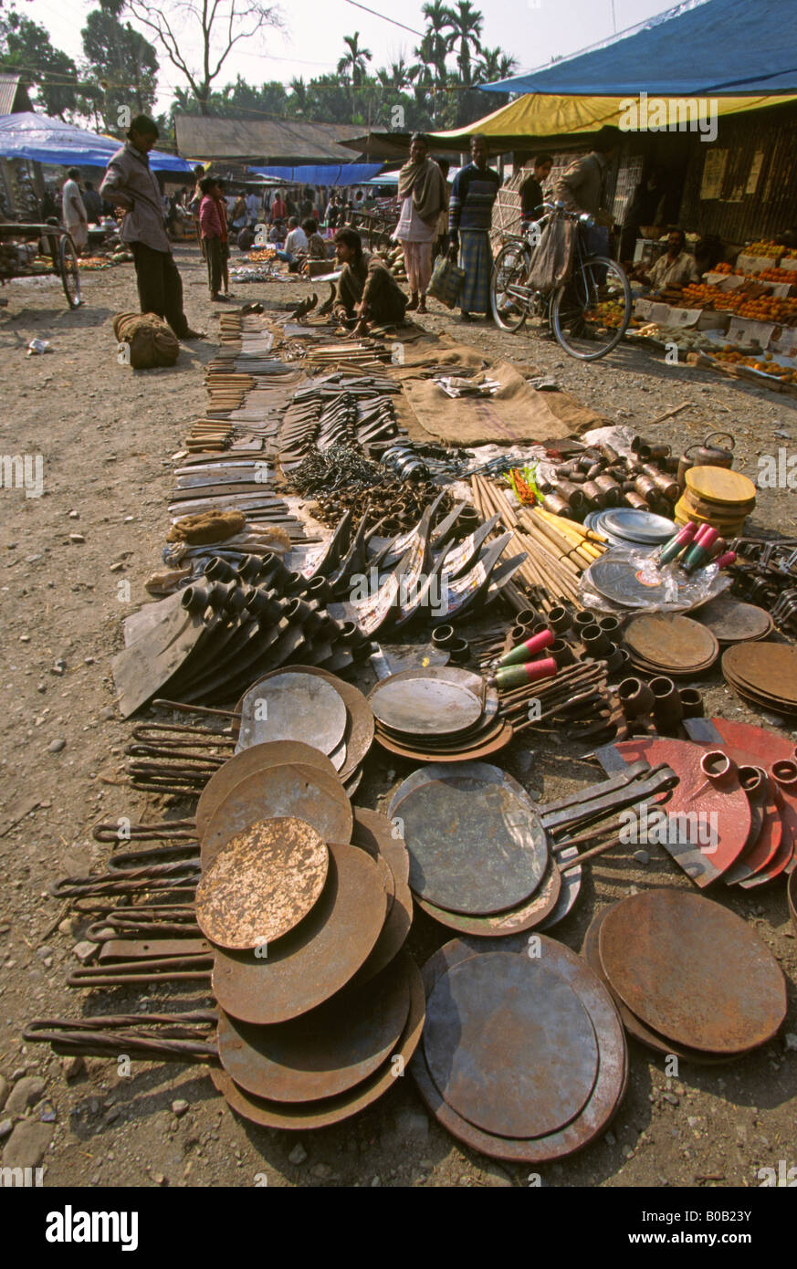 India Bengala Occidentale Madarihat mercato del weekend la ferramenta in stallo Foto Stock