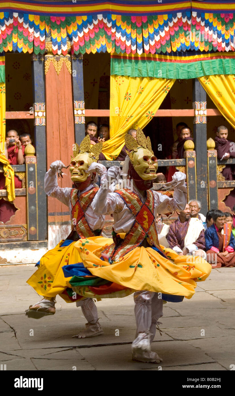 La danza dei signori di motivi di cremazione (Durdag) a paro Tsechu (festival), Bhutan Foto Stock