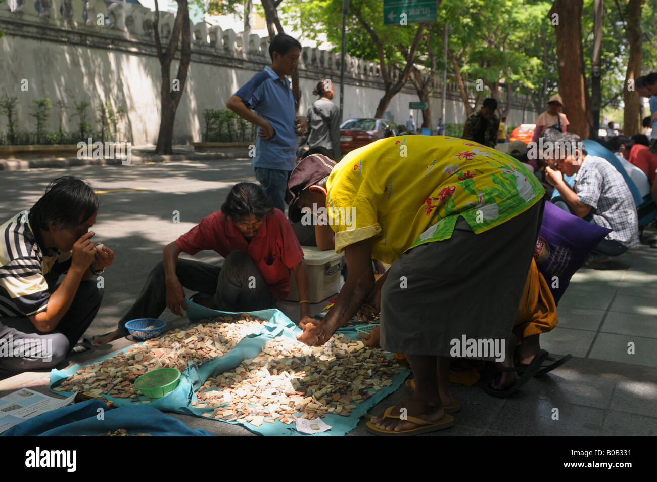 Amulet commercianti sul marciapiede di Bangkok , vicino mercato amuleto, Thanon Phra Chan street Bangkok , Thailandia Foto Stock