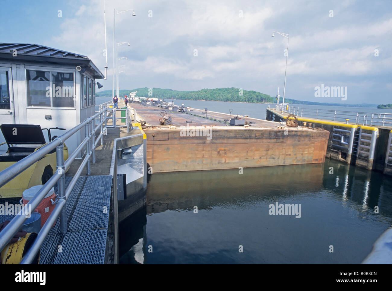 Barge entrando in blocco della diga Tellico vicino a Knoxville, Tennessee Valley Authority, TVA, TN, Stati Uniti d'America Foto Stock