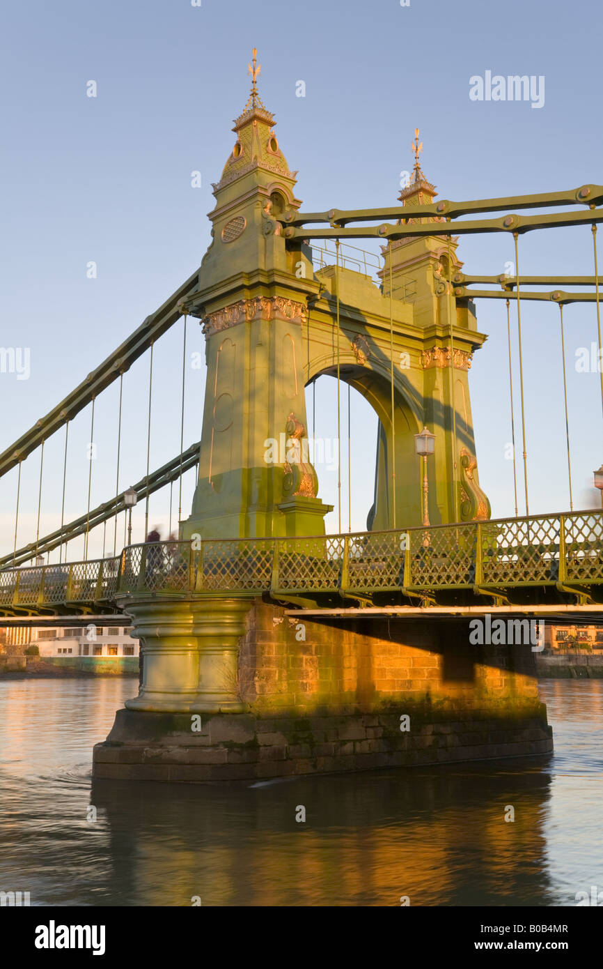 Una delle torri di sospensione di Hammersmith Bridge London vista al tramonto Foto Stock