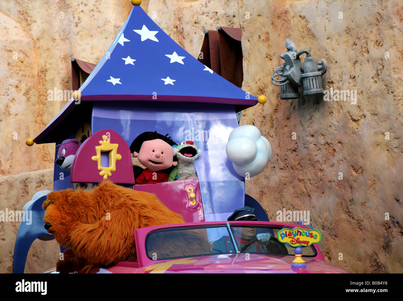 Playhouse i personaggi Disney a una parata a Disney Studios Hollywood: Satnley, Orso e Tatter. Per solo uso editoriale. Foto Stock