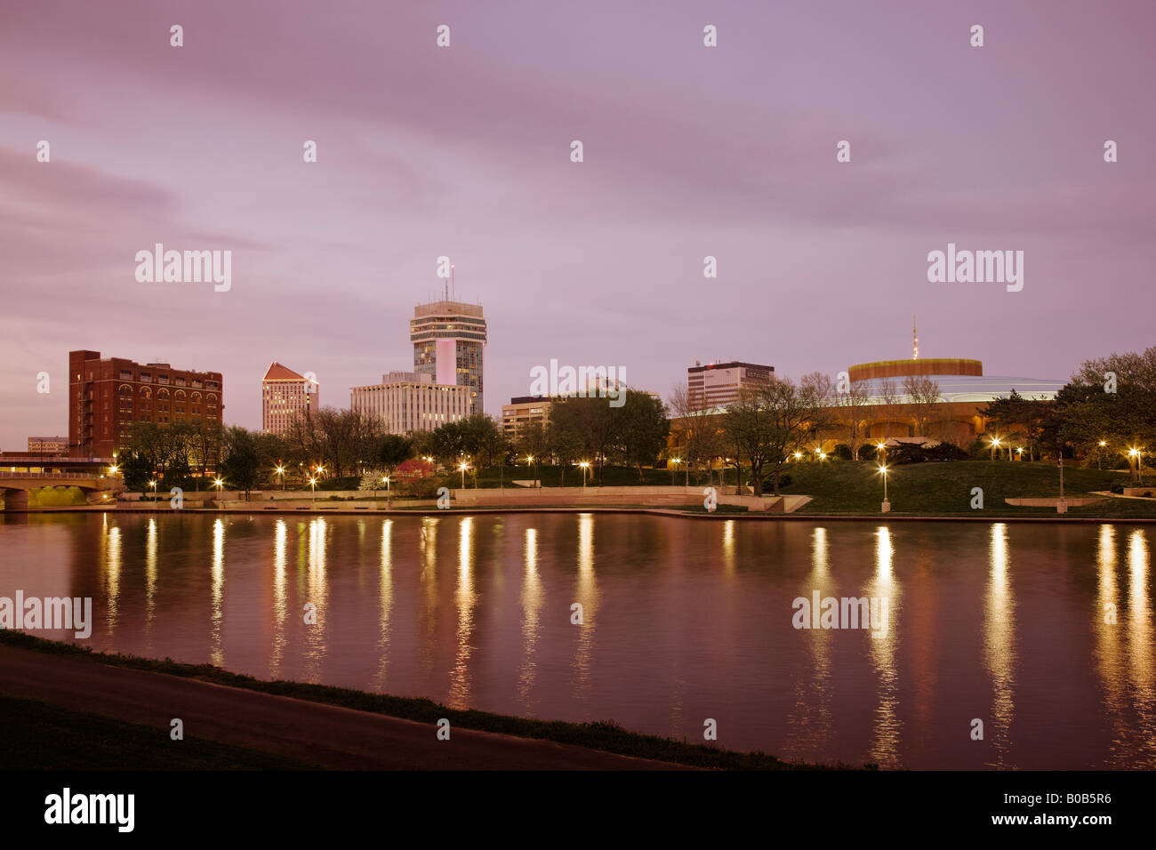 Downtown Wichita Kansas guardando ad est dal lato ovest del fiume Arkansas al crepuscolo Foto Stock