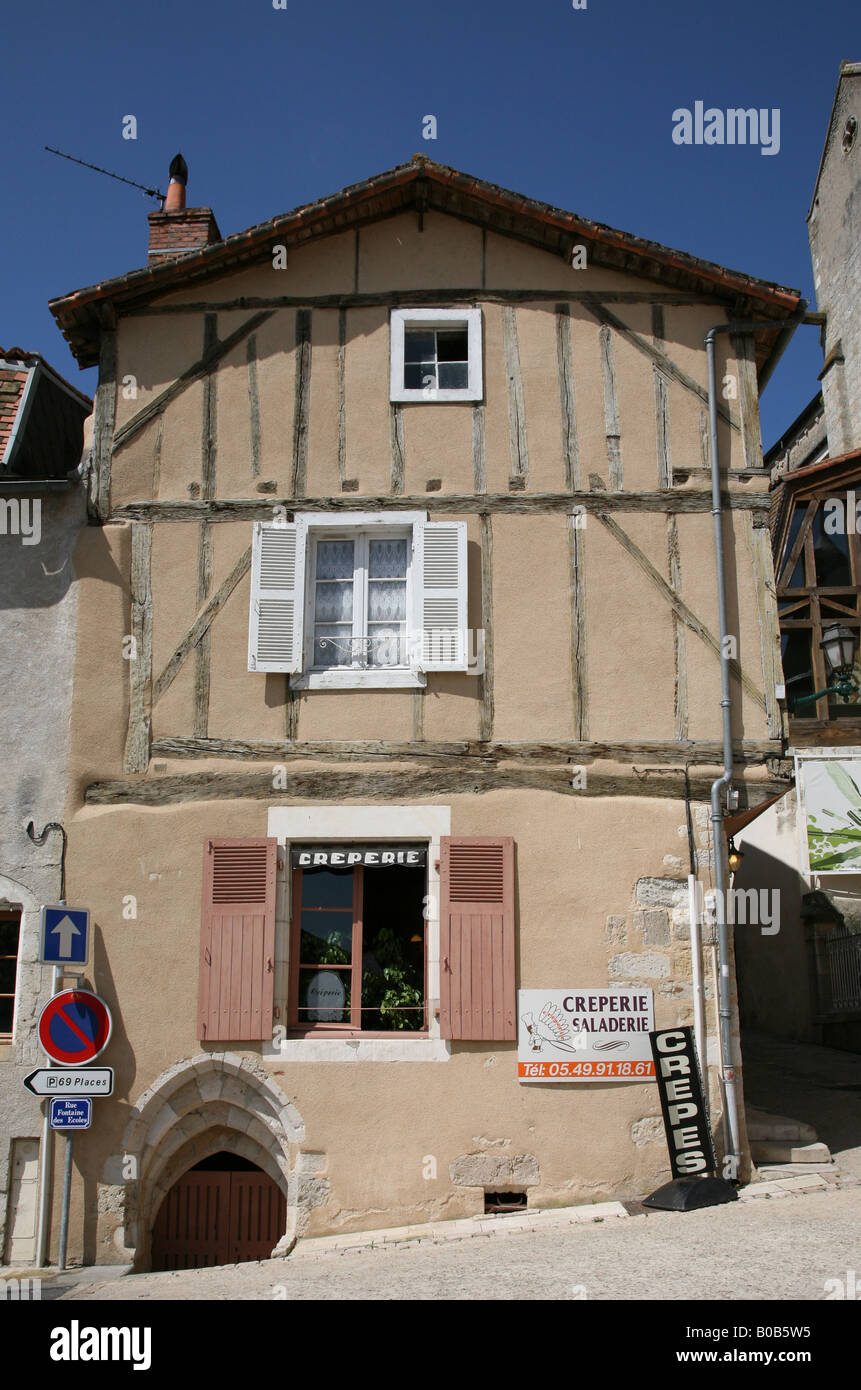 Montmorillon, Limousin regione della Francia. La città è conosciuta come la città dei libri o la città di scrittura. Foto Stock
