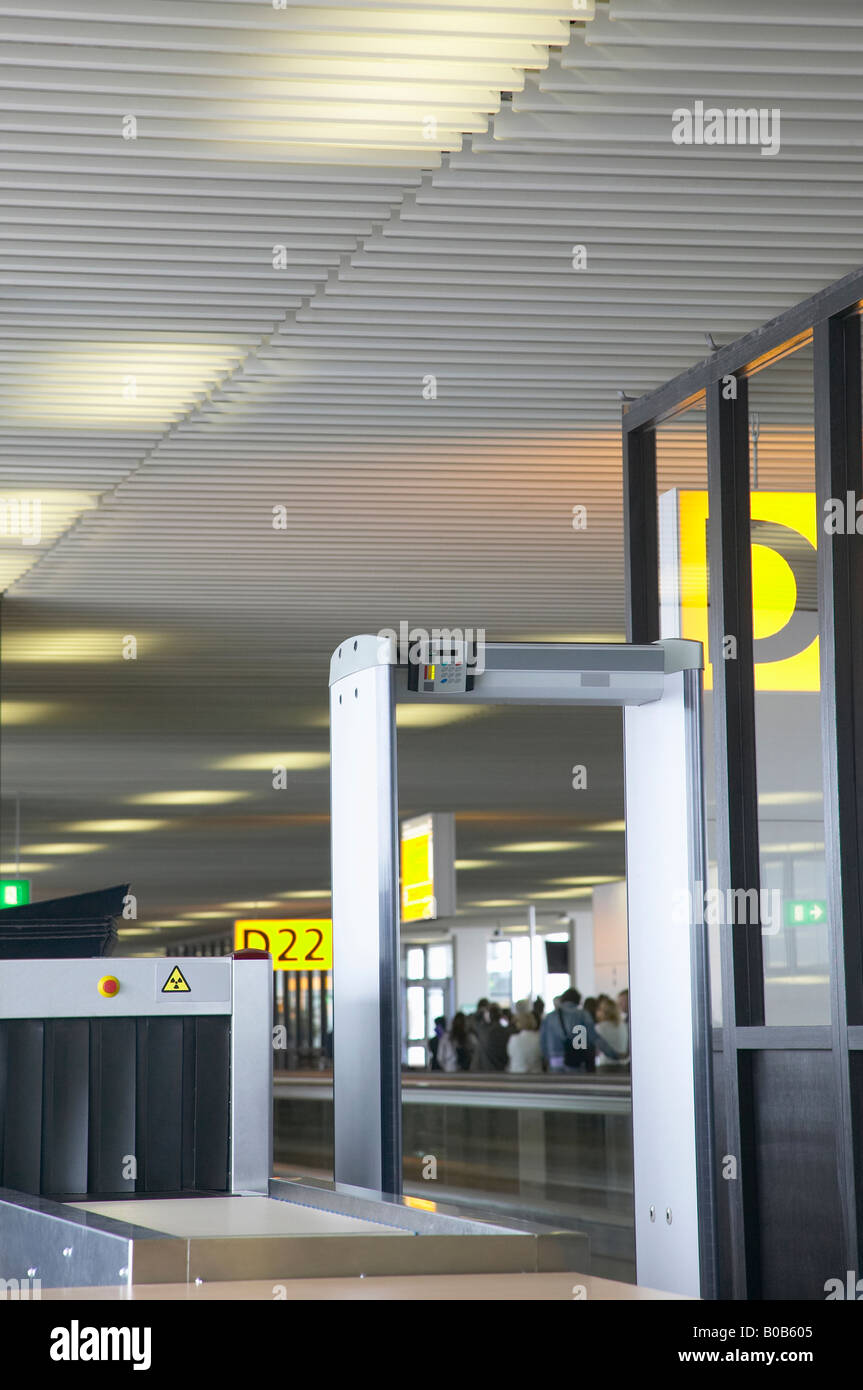 Cancello di sicurezza e macchina a raggi X in aeroporto Foto Stock