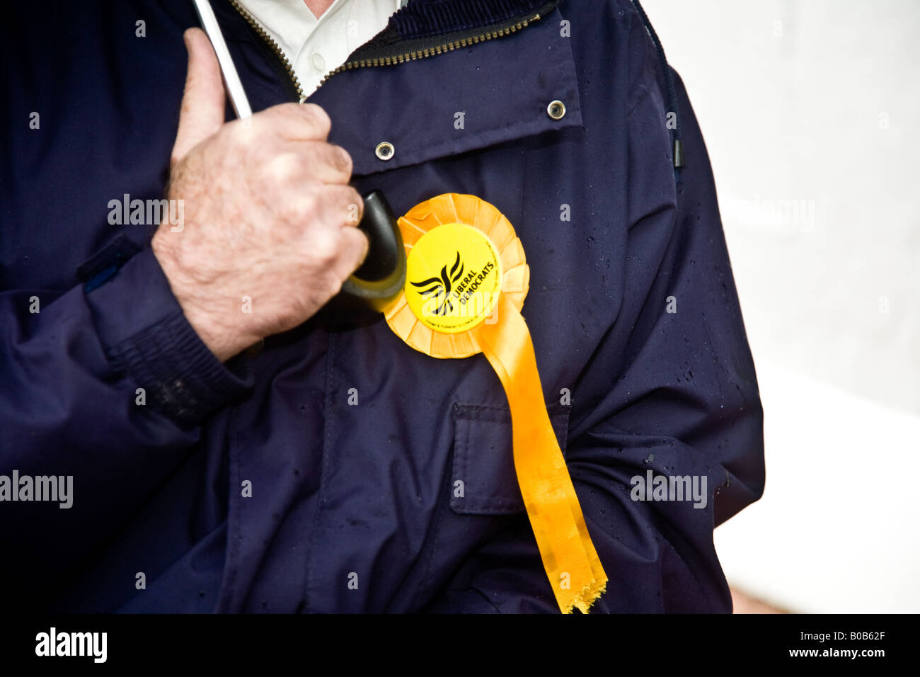 Rosette di partito su i rappresentanti al di fuori di una stazione di polling Foto Stock