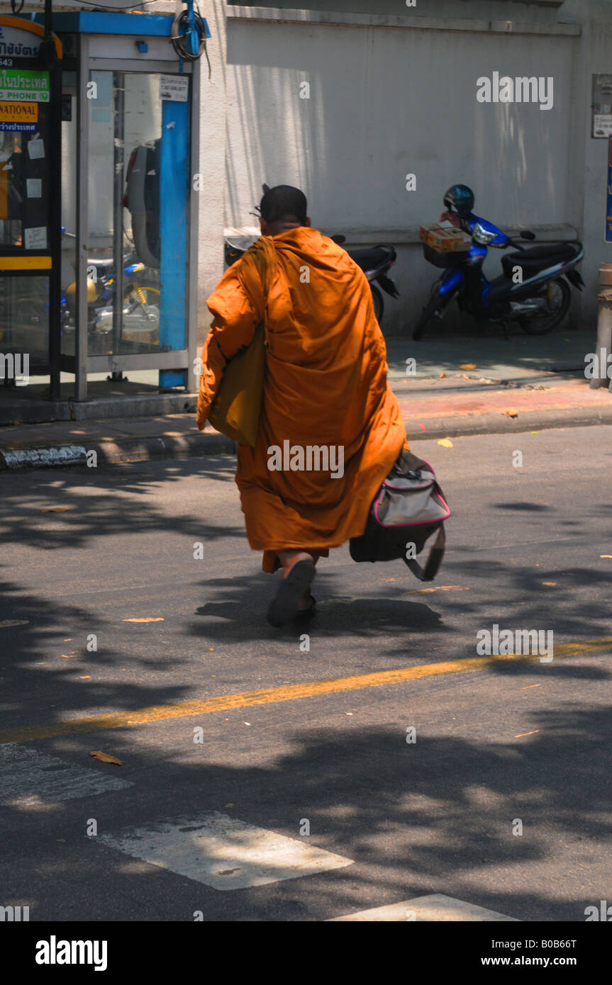 Monaco attraversando via vicino mercato amuleto, bangkok, Thailandia Foto Stock