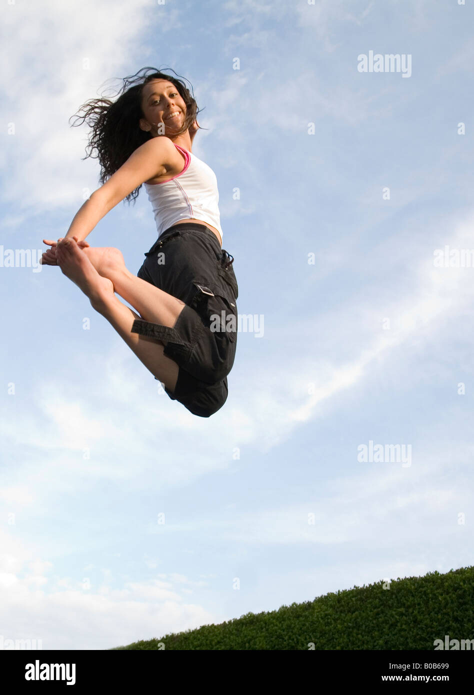 Una giovane donna ragazza saltando su un trampolino, REGNO UNITO Foto Stock
