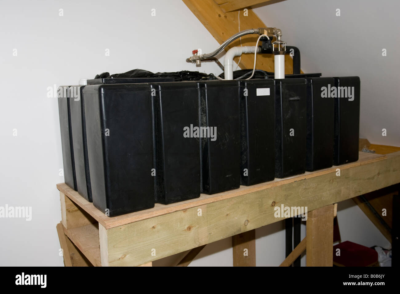 Grigio alimentata acqua piovana serbatoio acqua nel sistema premiato eco Rock hall WORCESTERSHIRE REGNO UNITO Foto Stock