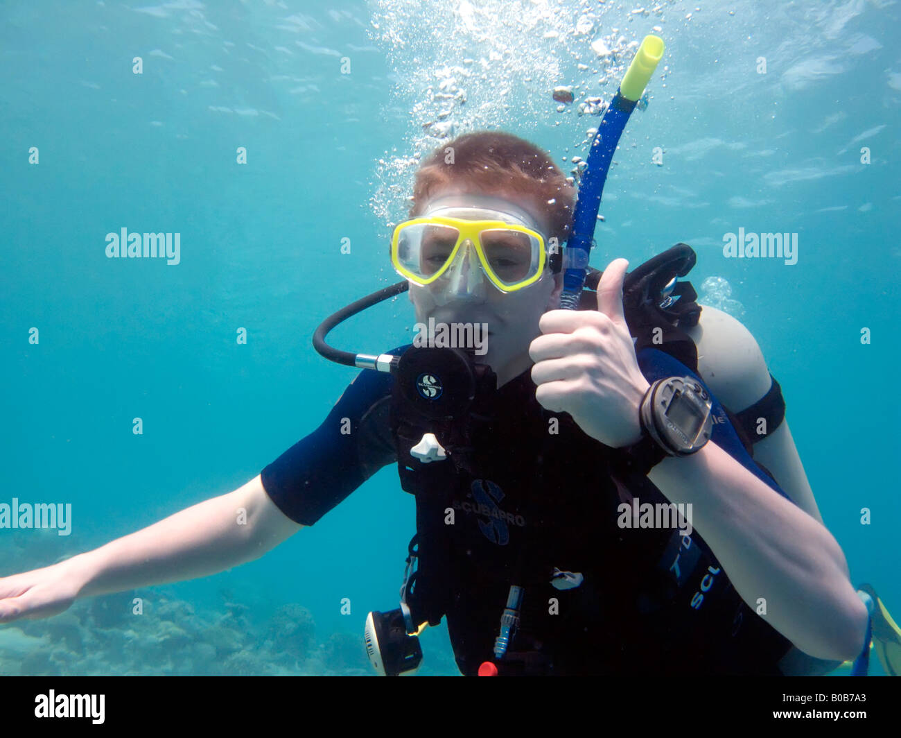 Ragazzo adolescente scuba diving dando Thumbs up Luca Hanna MR Foto Stock