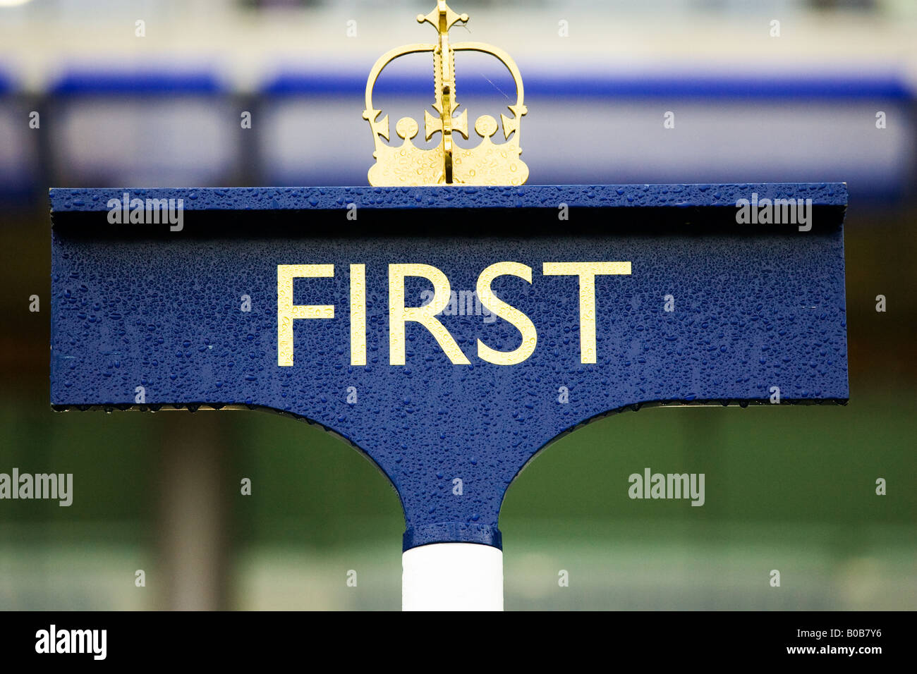 Coronet sopra il primo post a Ascot Racecourse Berkshire England Regno Unito Foto Stock