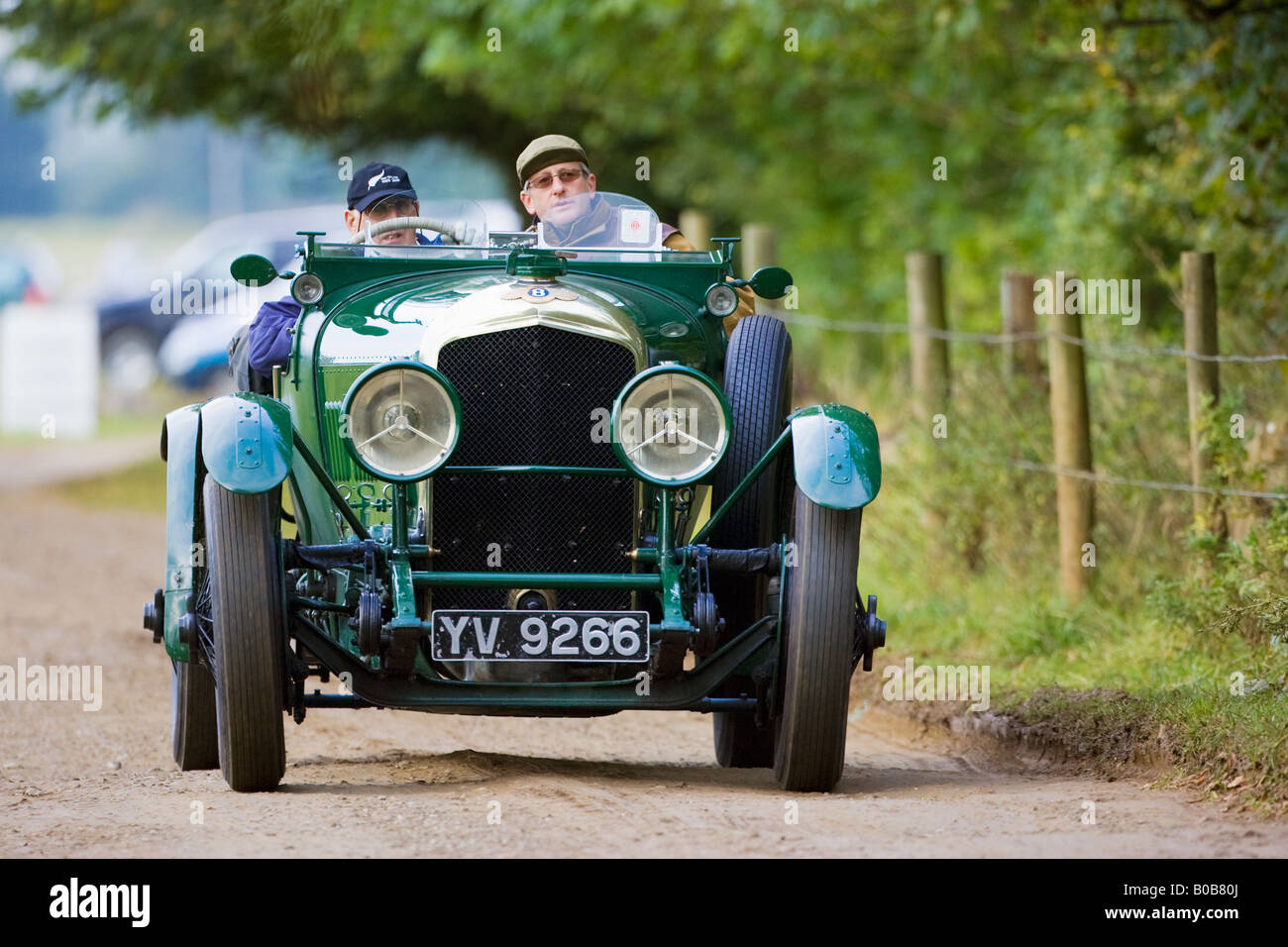 Vintage convertibile Bentley auto sportiva essendo pilotati a Charlton Park WILTSHIRE REGNO UNITO Foto Stock