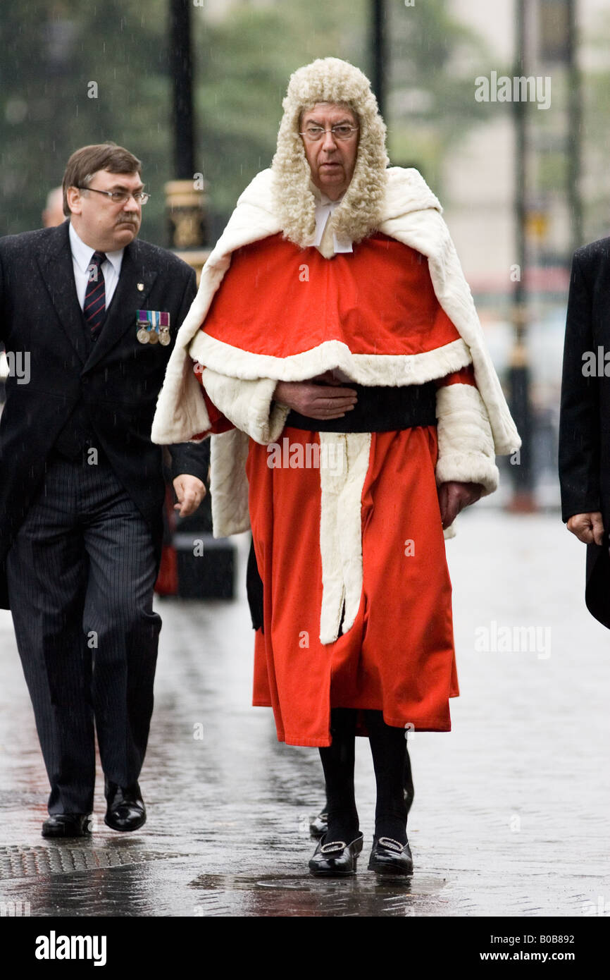 Giudici processione il giorno di pioggia dall'Abbazia di Westminster Londra Inghilterra Regno Unito Foto Stock